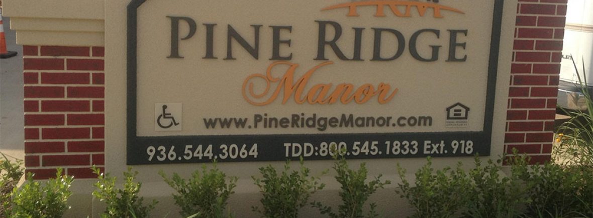 Pine-Ridge-Manor-Crockett-TX-entrace-monument